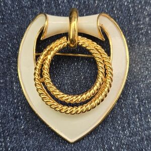 Vntg Crown Trifari White Enamel Swirled Ribbon Dangling Gold Rings Pin Brooch